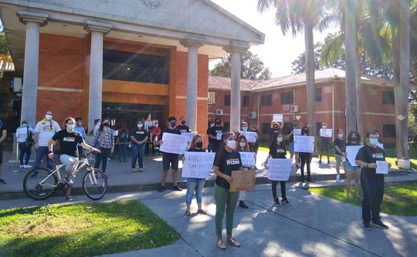 Universitarios se manifiestan contra  recorte de las becas - Locales - ABC Color