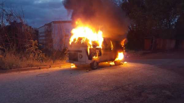 Ardió en llamas una KOMBI