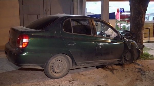 Esquivó a un vehículo y terminó chocando contra un árbol | Noticias Paraguay