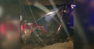 Camión cayó de un puente en Villeta | Noticias Paraguay