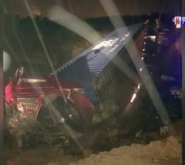Camión cayó de un puente en Villeta - Paraguay.com
