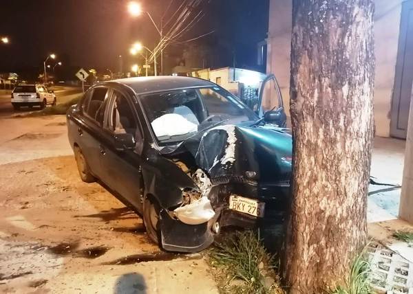 Conductora evitó choque frontal y terminó contra un árbol, en Luque • Luque Noticias