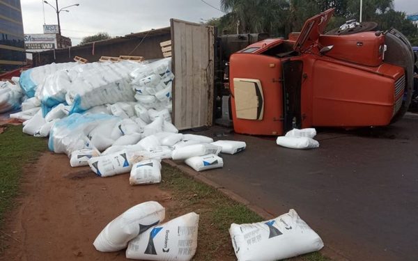 Camión vuelca en CDE