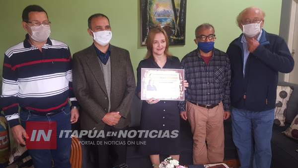 RECONOCEN A ESCRITORA POR INCENTIVAR LA LECTURA EN LA SOCIEDAD ENCARNACENA