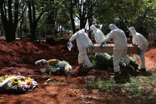 Latinoamérica supera los 100.000 muertos por COVID y la OMS pide más alerta