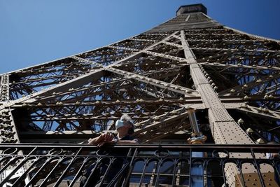Torre Eiffel vuelve a recibir público tras un cierre de tres meses  - Mundo - ABC Color