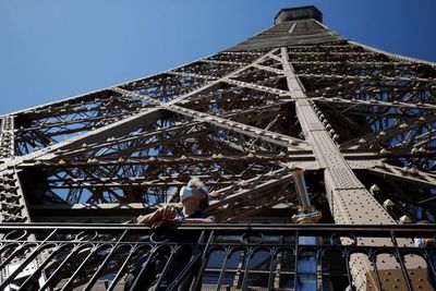 Torre Eiffel vuelve a recibir público tras un cierre de tres meses - Mundo - ABC Color