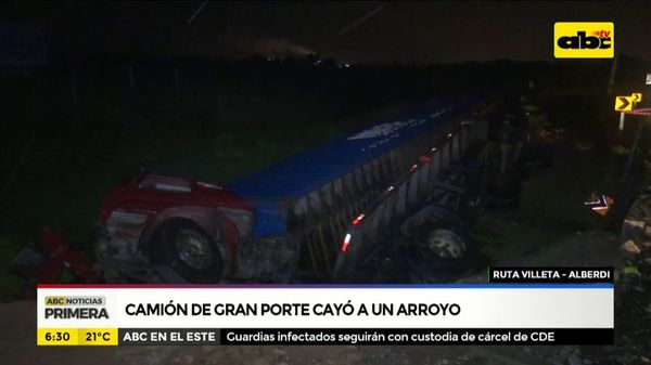 Camión de gran porte cayó a un arroyo - ABC Noticias - ABC Color