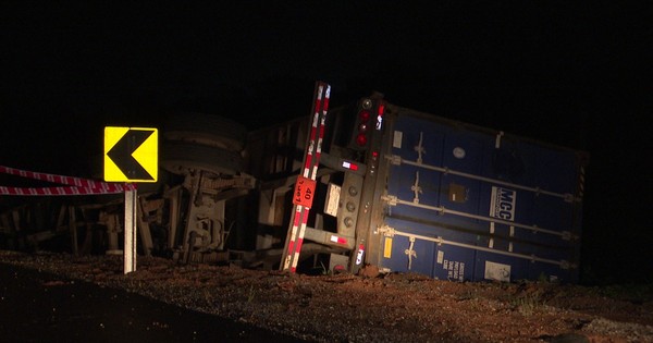 Camión de gran porte cayó a arroyo en Villeta