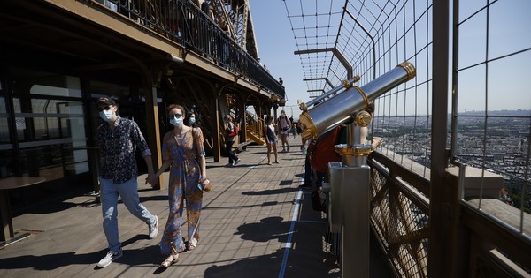 La Torre Eiffel vuelve a recibir público tras un cierre de tres meses