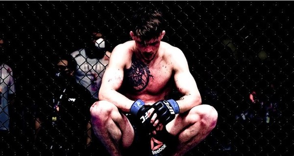 |VIDEO| Polémica en la UFC: un luchador le suplicó a su entrenador que detuviera la pelea y él se negó