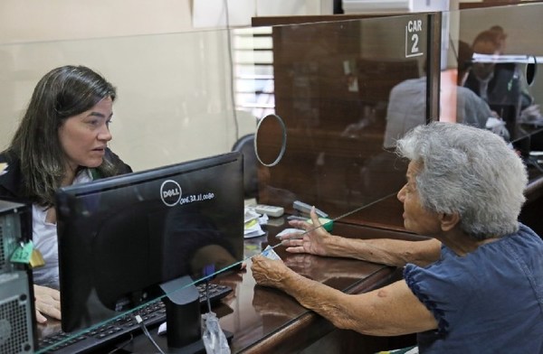 Veteranos, adultos mayores y otros pensionados cobran el martes, según Hacienda - ADN Paraguayo