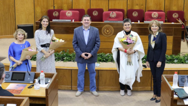 Lizza Bogado cuestiona gestión política durante su homenaje