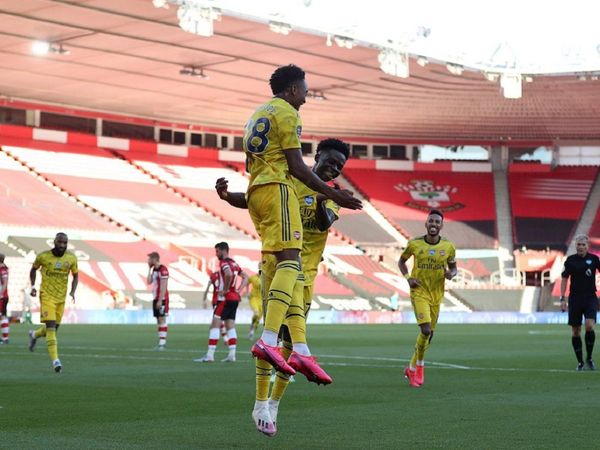 Un regalo devuelve al Arsenal a la senda de la victoria