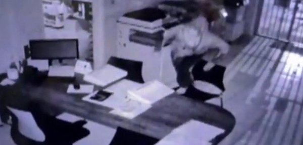 ¡El colmo! Ingresan por el techo y roban comercio en San Lorenzo | Noticias Paraguay