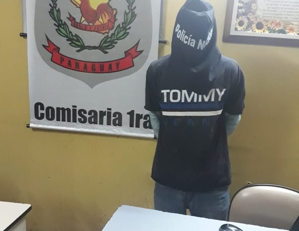 Detienen a hombre que robó prendas de vestir de local comercial