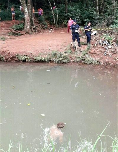 Hallan cuerpo flotando en arroyo en CDE