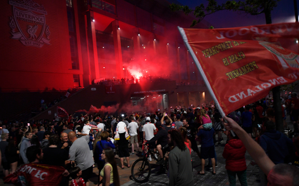 No hay Covid que pare el festejo de los hinchas de Liverpool