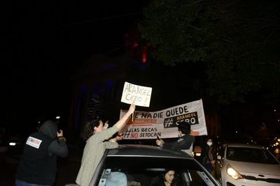 Caravana en repudio a los recortes del presupuesto de becas en la UNA - Nacionales - ABC Color