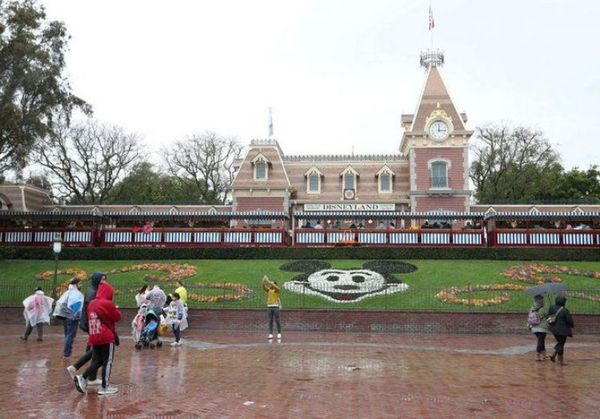Acciones de Disney caen tras postergación de apertura de Disneyland en California