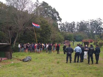 Intiman a invasores a abandonar área protegida en Hernandarias  - ABC en el Este - ABC Color
