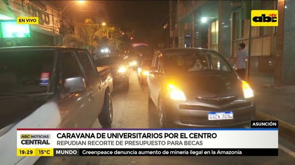 Universitarios realizan caravana repudiando recorte de becas - ABC Noticias - ABC Color