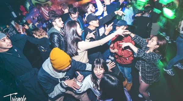 Prohíben bailar con extraños | Crónica