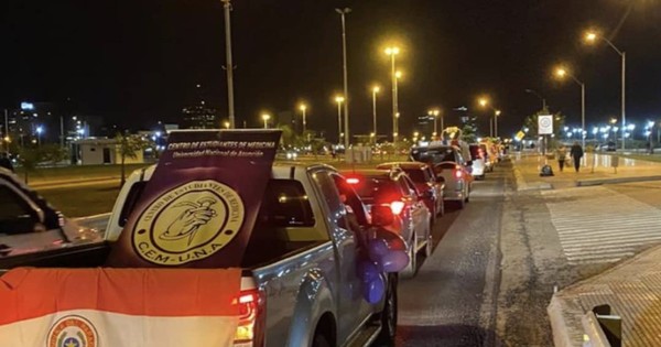 UNA: caravana universitaria repudia recortes en fondos para becas