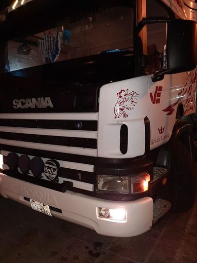 Asaltan a ocupantes de camión Scania y se llevan G. 40 millones  - Nacionales - ABC Color