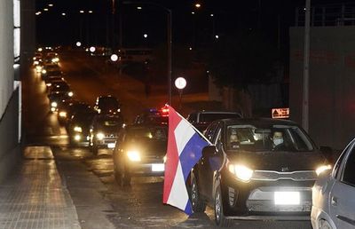 Hubo caravanas de protestas de alumnos y sector eventos - Locales - ABC Color