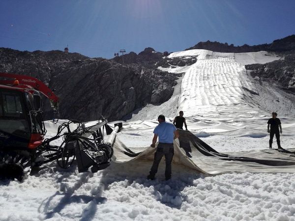 El glaciar Presena se cubre con lonas para sobrevivir al cambio climático