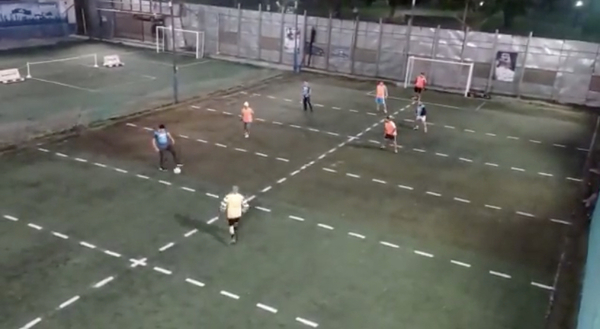 Inventan nuevo deporte: "futbolito" humano - El Trueno