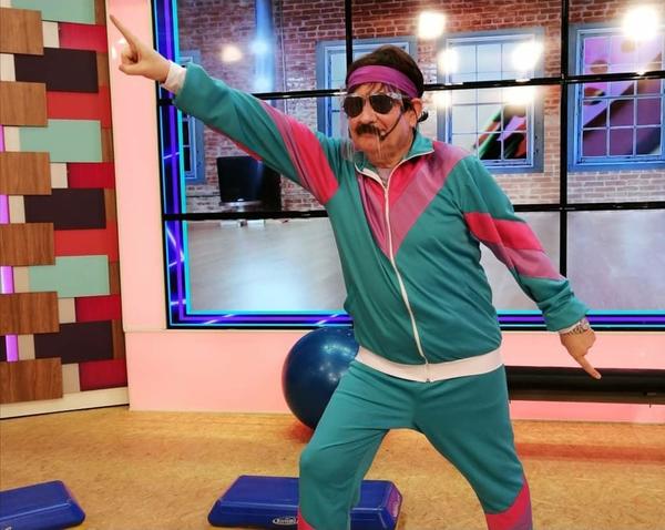 Con un estilo ochentero, Carlos Martini se animó a bailar en la TV paraguaya » Ñanduti