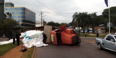 Camión cargado vuelca en la rotonda del km 3,5 de la Ruta 02 Py – Diario TNPRESS
