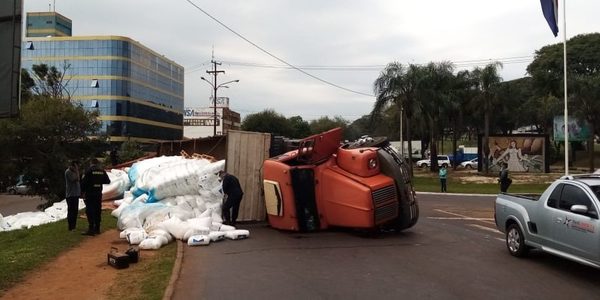 Camión cargado vuelca en la rotonda del km 3,5 de la Ruta 02 Py – Diario TNPRESS