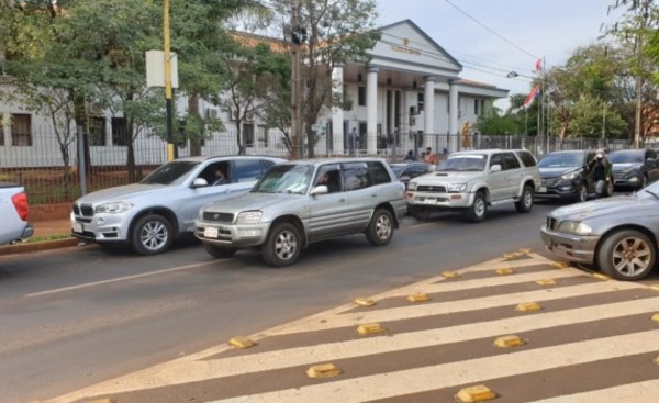 Caravana en repudio a la suspensión de actividades judiciales
