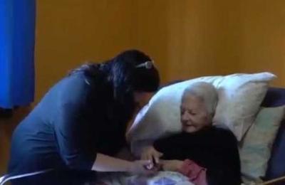 Mujer adoptó a una anciana de 93 años para cuidarla en plena pandemia - SNT