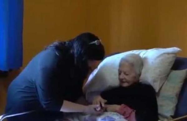 Mujer adoptó a una anciana de 93 años para cuidarla en plena pandemia - SNT