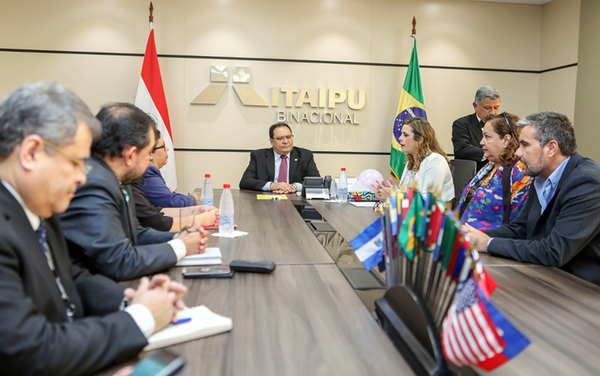 Director de ITAIPU y pacientes oncológicos abordan pedido para adquirir equipos de radioterapia