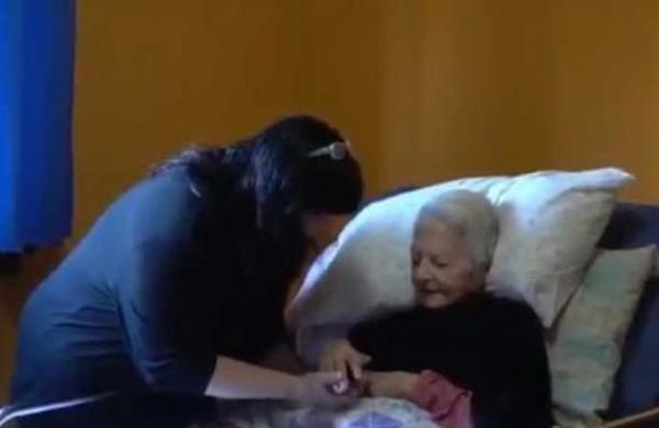 Mujer adoptó a una anciana de 93 años para cuidarla en plena pandemia - C9N