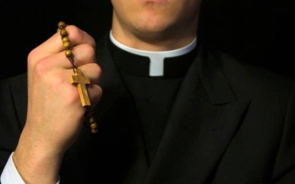 Joven denuncia por acoso sexual a sacerdote