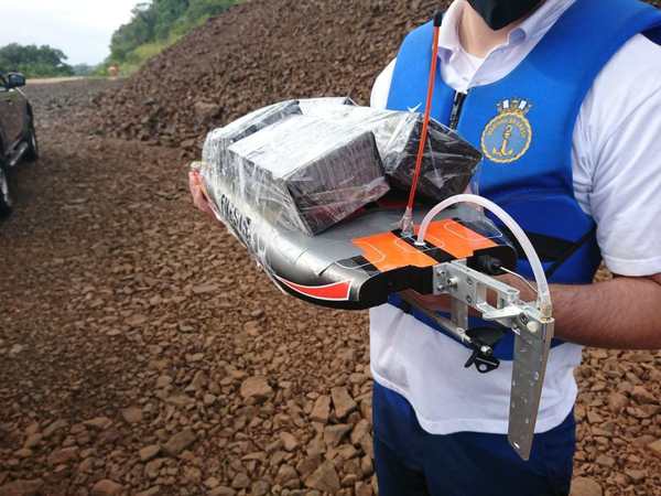 Pequeña lancha a control hace “delivery” de celulares de CDE a Foz de Yguazú por el río Paraná - ADN Paraguayo