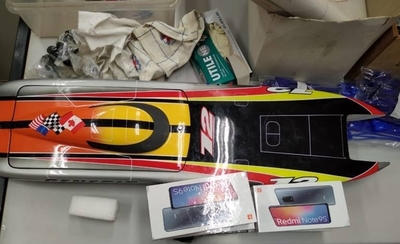 HOY / Ingenio de frontera: recurren a mini-barcos para transportar mercaderías