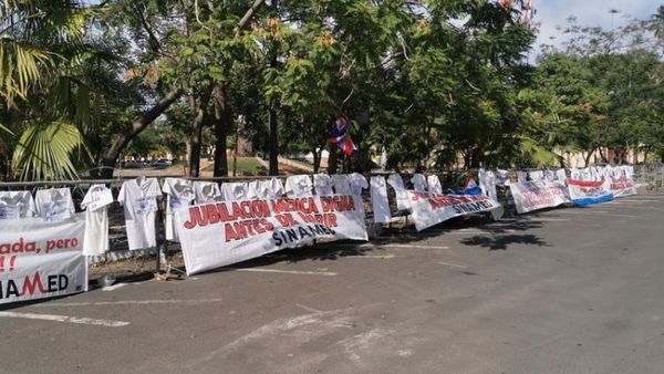 Médicos exigen Ley de Jubilaciones