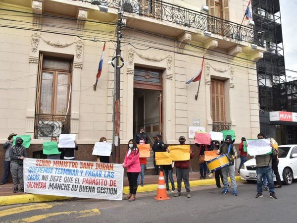 Limpeños reciben promesa de culminación de obras del MUVH