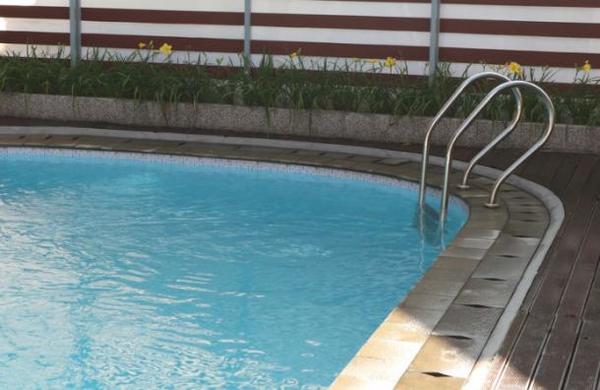 Abuelo, madre e hija de 8 años mueren ahogados en una piscina: ninguno sabía nadar - SNT