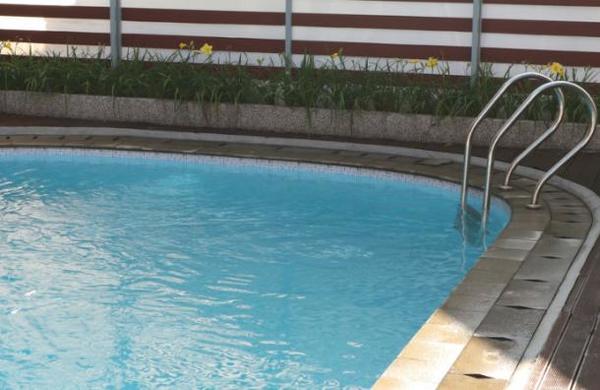 Abuelo, madre e hija de 8 años mueren ahogados en una piscina: ninguno sabía nadar - C9N