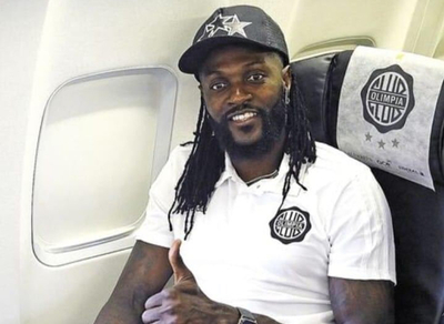 El regreso de Emmanuel Adebayor se complica cada vez más