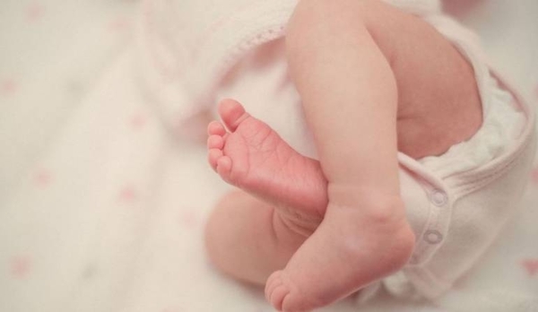 HOY / Niña madre dio a luz a una bebé de poco más de 2 kg: ambas se encuentran en buen estado