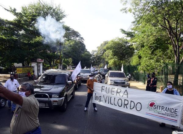 Sindicalistas de ANDE califican de “inepto” a Villordo y exigen su renuncia  - Ancho Perfil - ABC Color